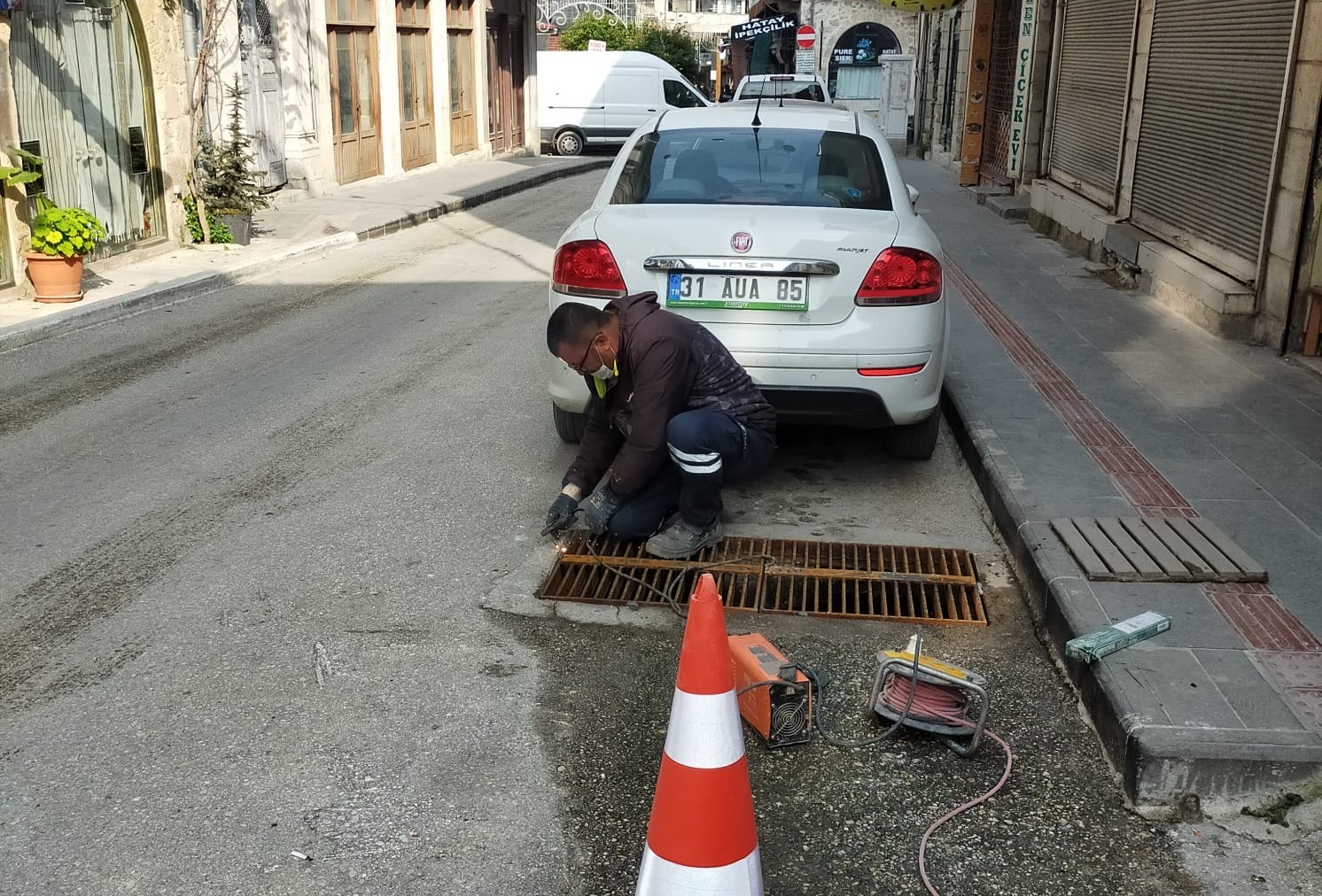 Çalınan Izgaralar Yerine Yenisi Yerleştiriliyor